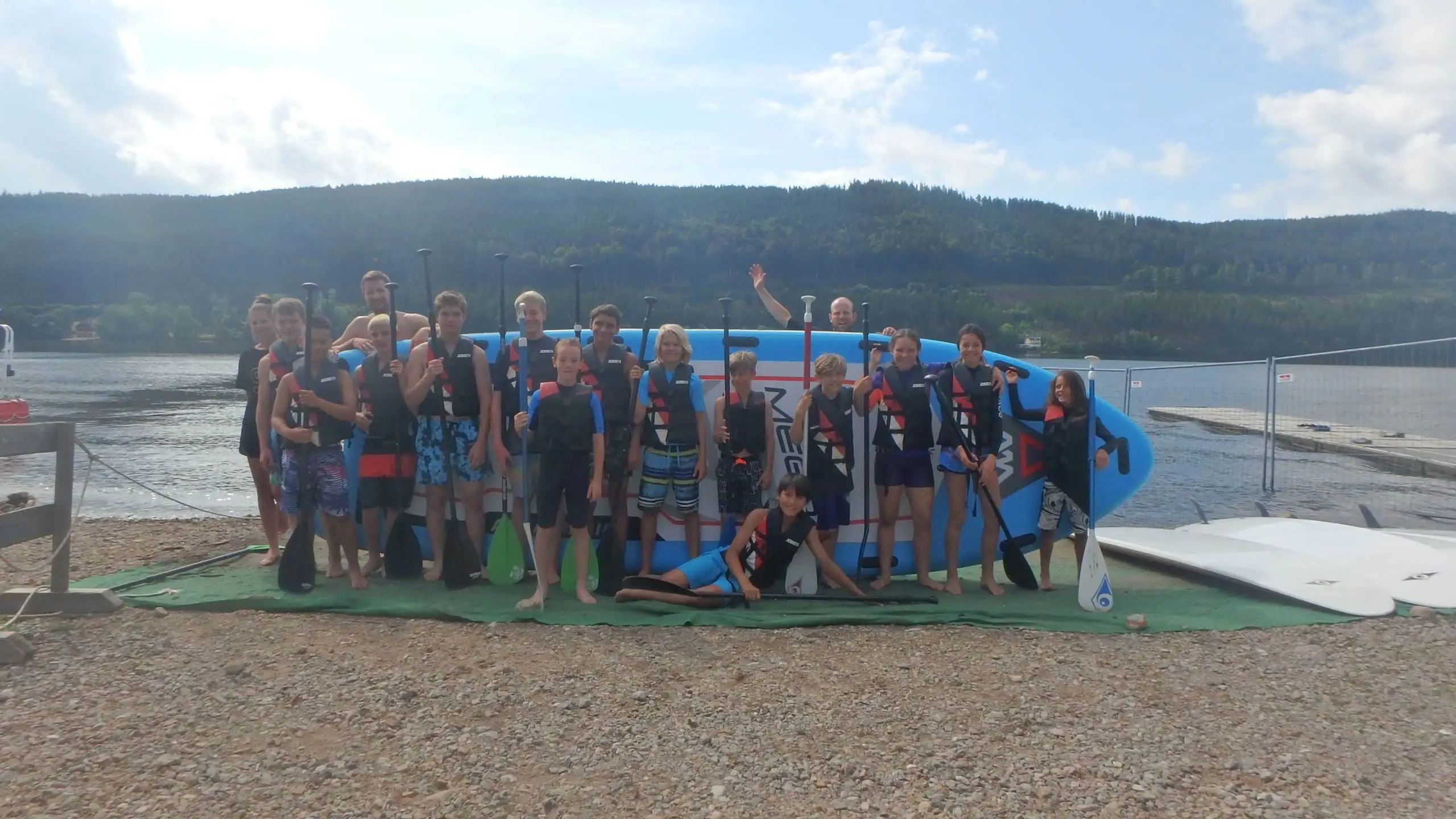 Gruppe am Strand mit SUP