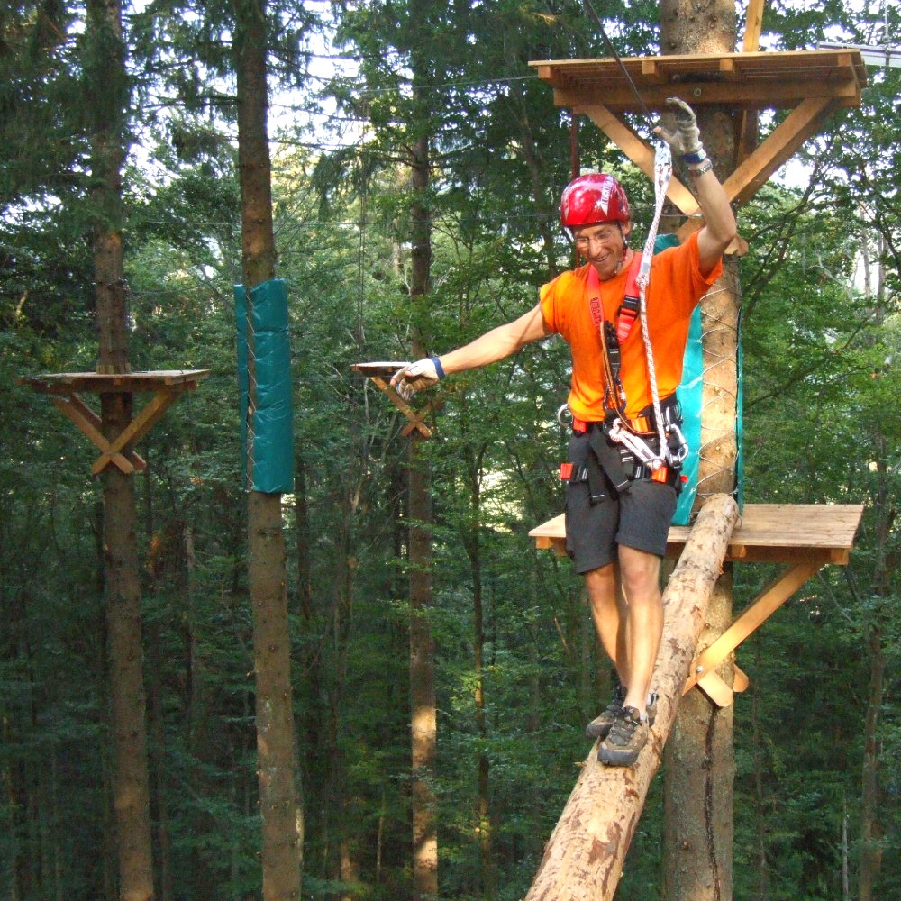 gesicherter Mann im Klettergarten Action Forest