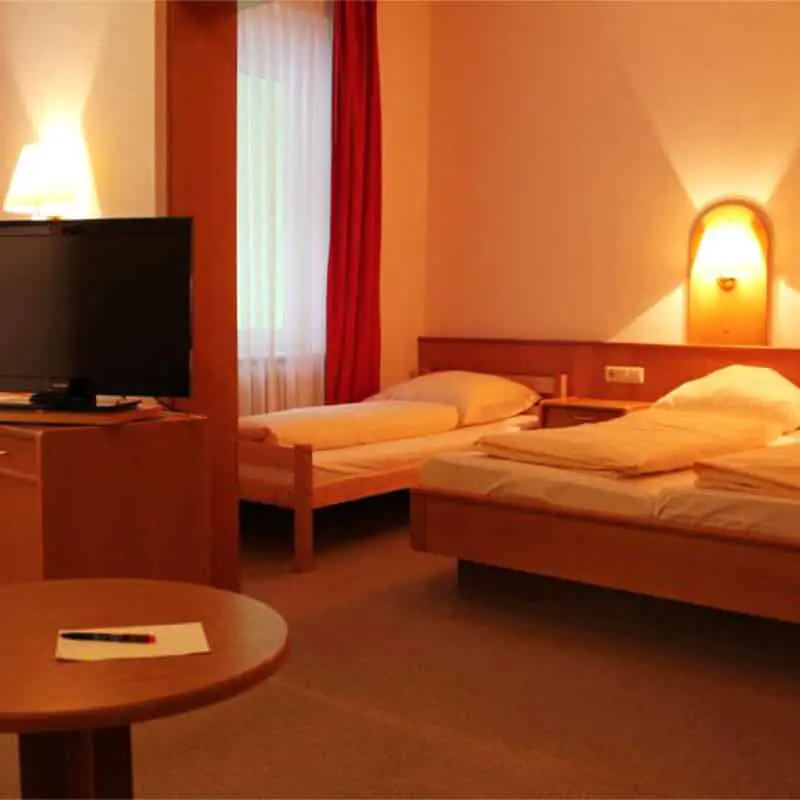 Dreibettzimmer mit Doppelbett und Einzelbett im Action Forest Hotel