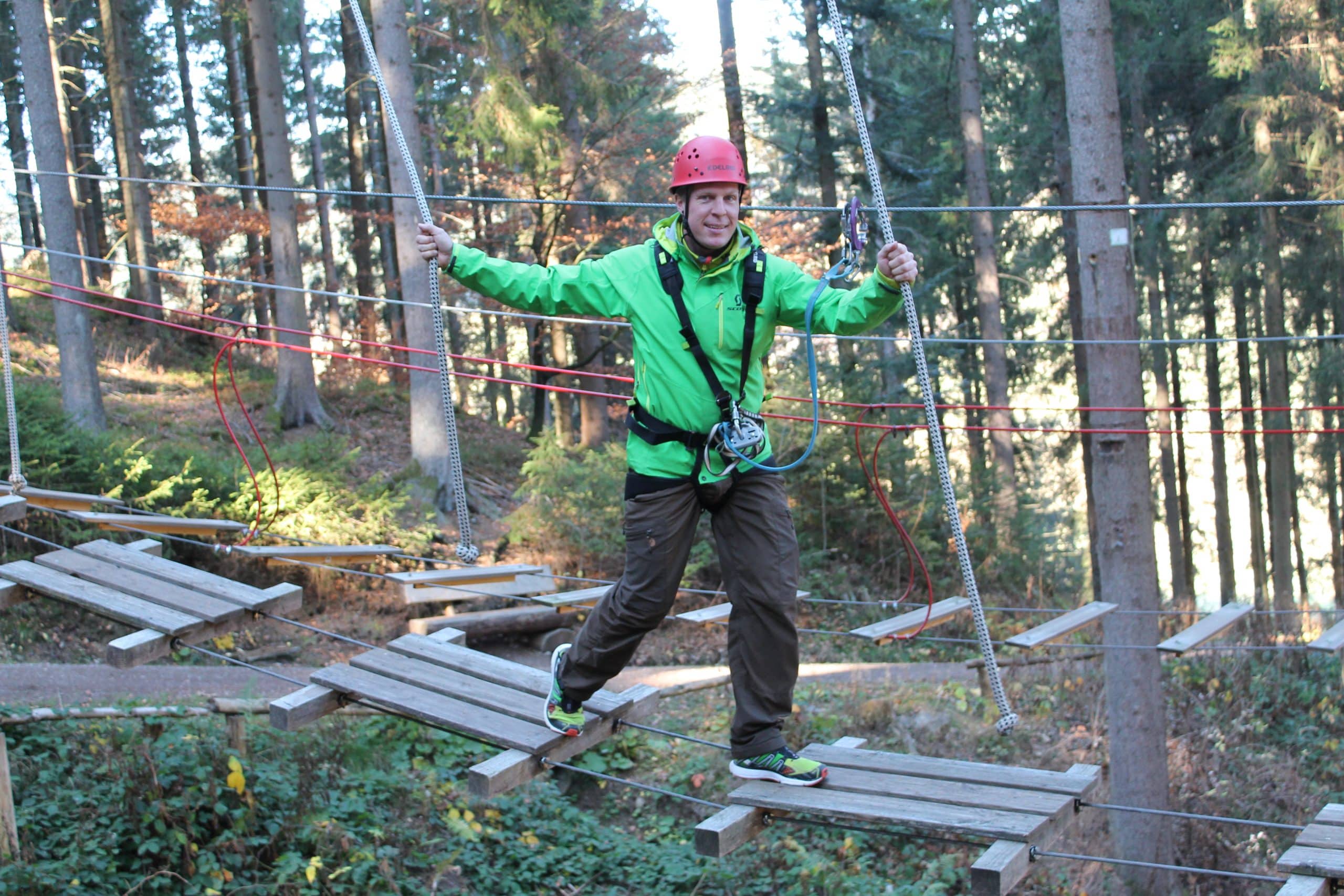 Person in Kletterwald
