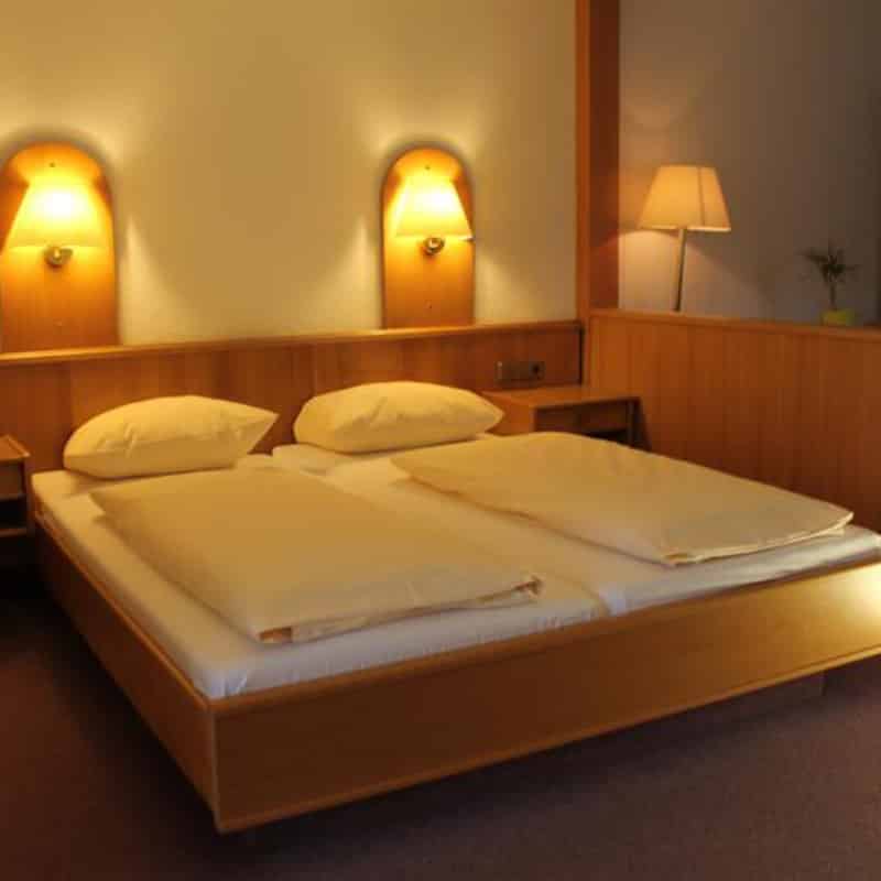 Doppelbett eines Sechsbettzimmers im Action Forest Hotel