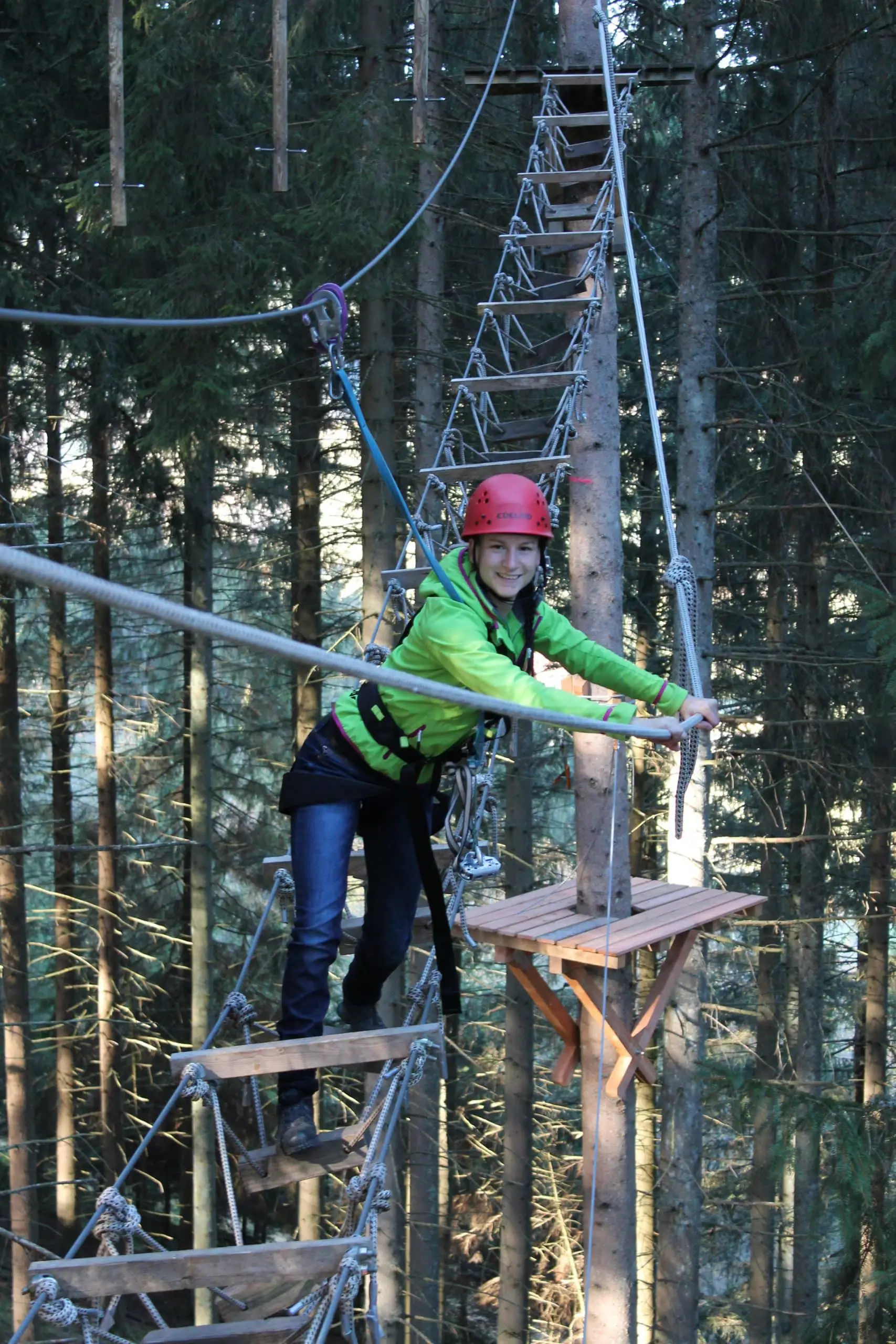 junge Dame im roten Parcours