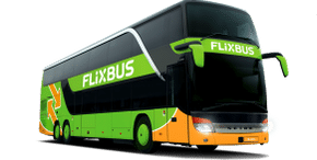 grüner Flixbus für die Anreise ins Action Forest Hotel