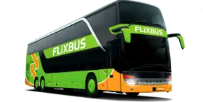 grüner Flixbus für die Anreise ins Action Forest Hotel