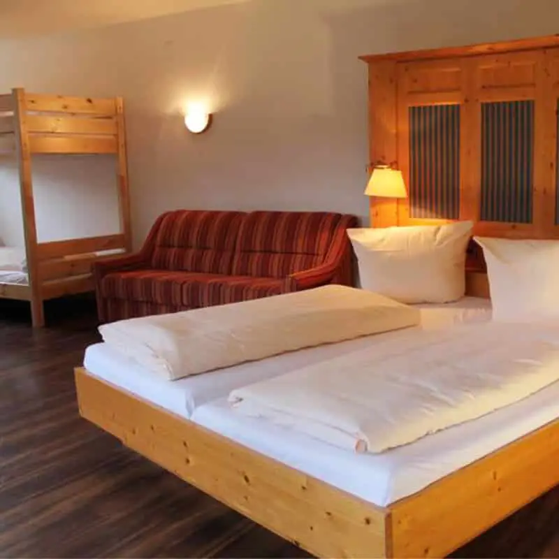 Doppelstockbett und Doppelbett in einem Vierbettzimmer im Action Forest Hotel