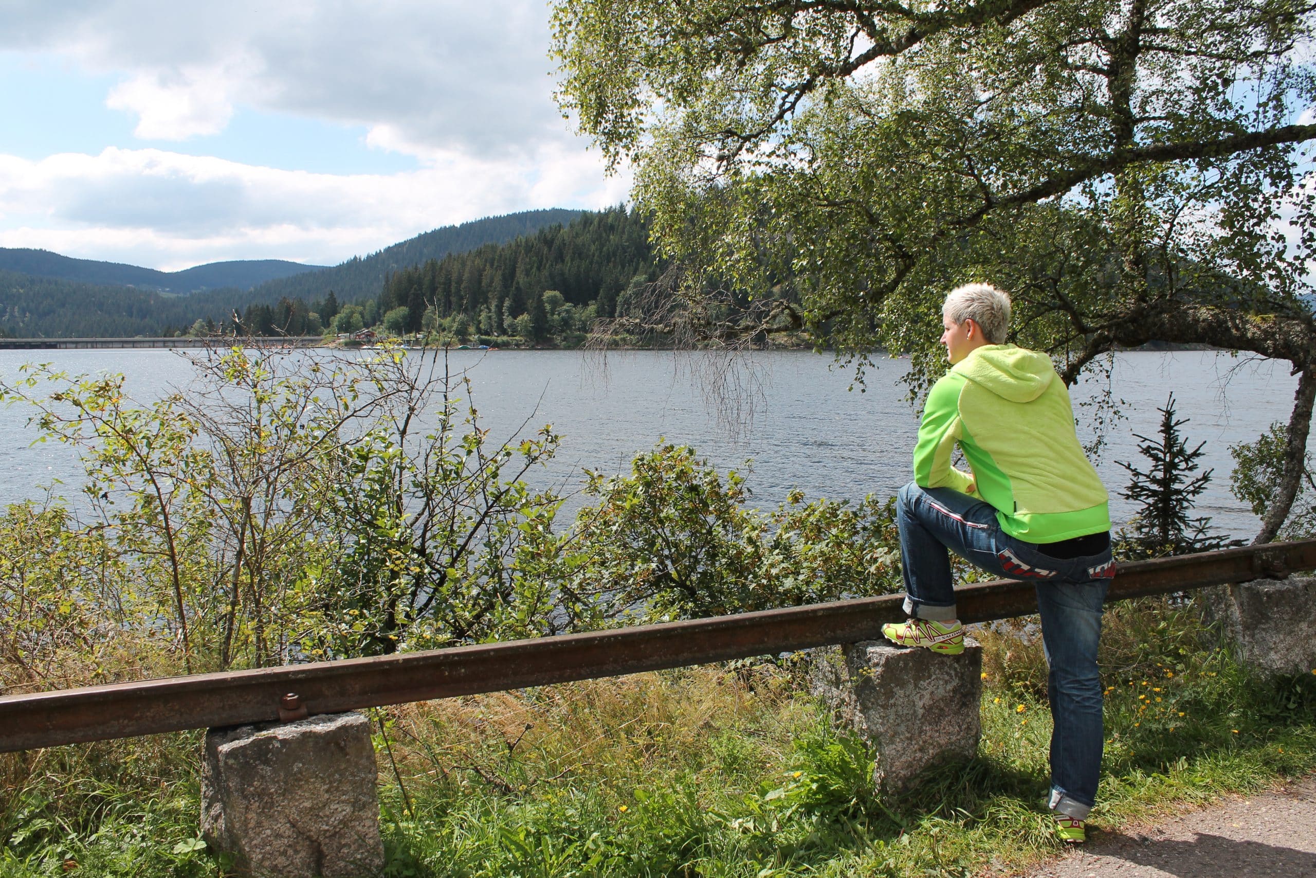Eine Frau in Wanderausrüstung mit Blick auf den Schluchsee